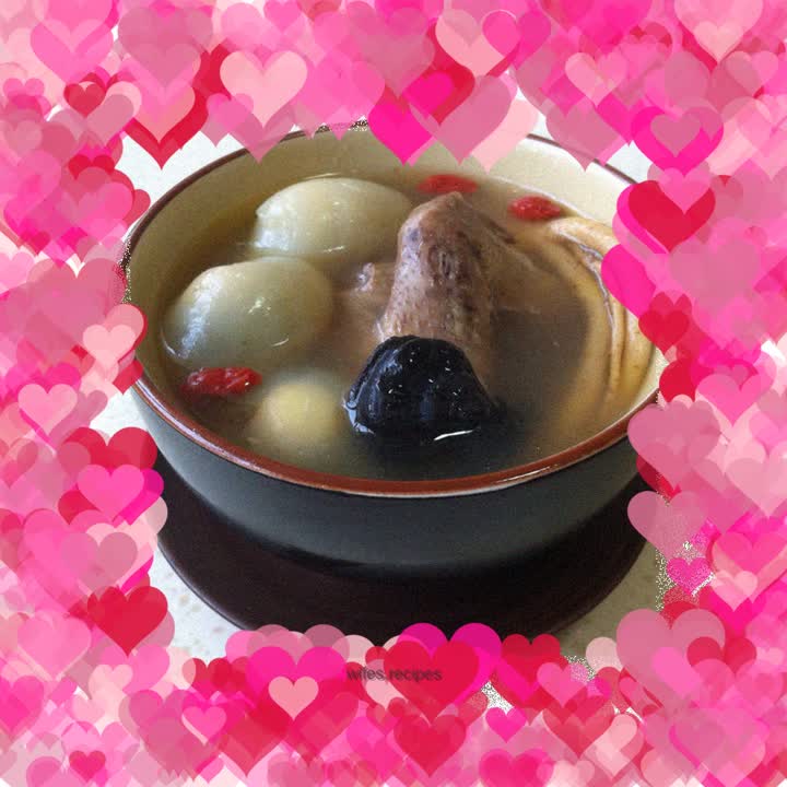 Ganoderma lucidum and white pigeon stewed pigeon egg soup