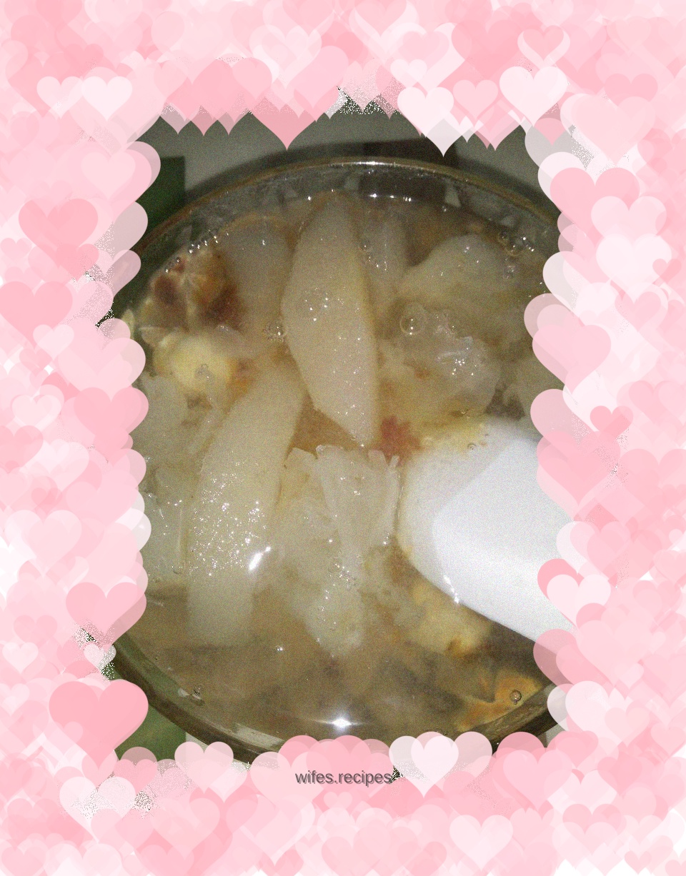 Autumn nourishing lungs and nourishing yin pear soup