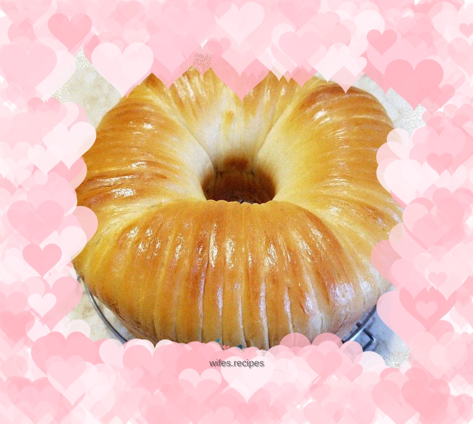 Bread with salted egg yolk and pork floss filling