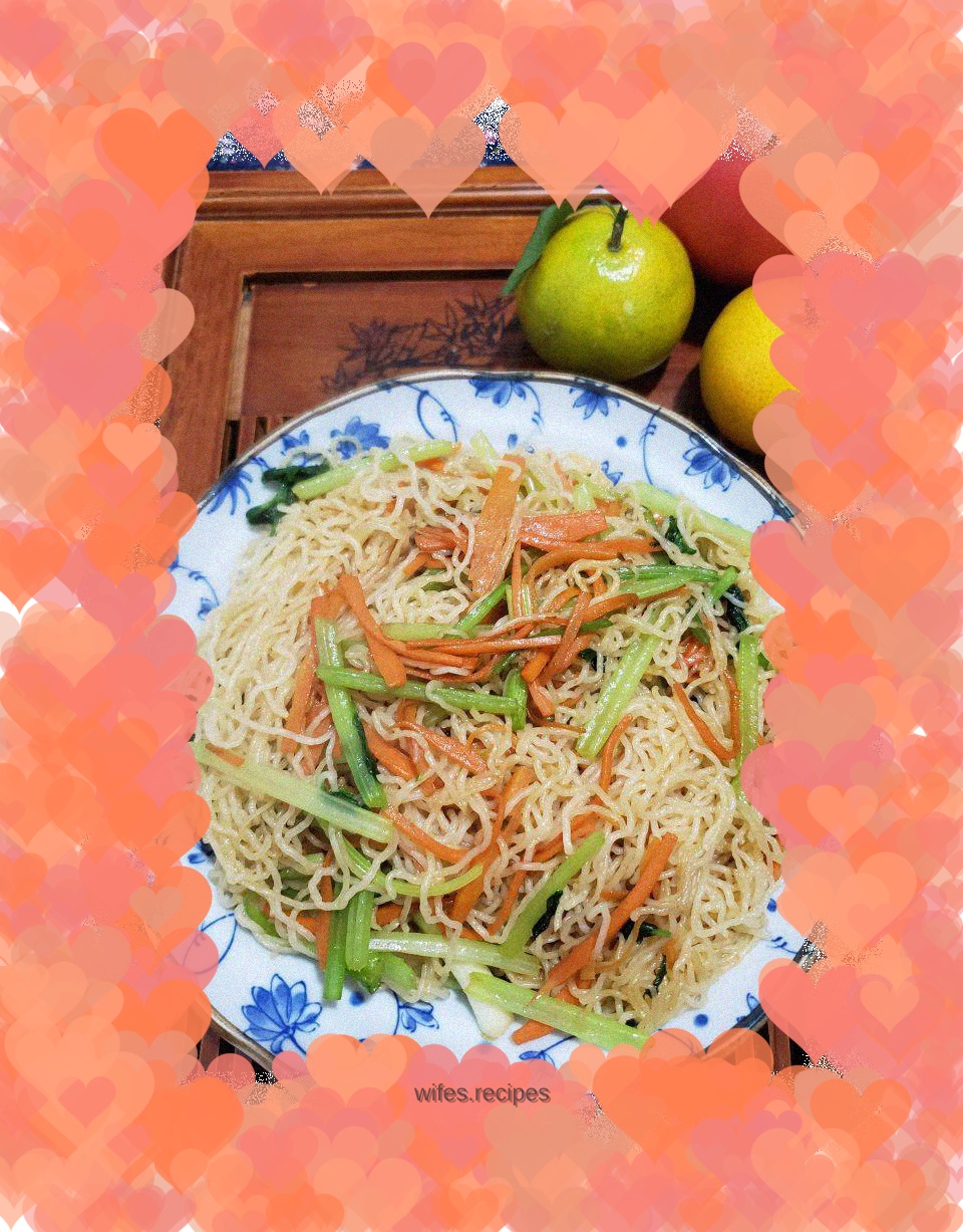 Fried rice noodles with celery and carrot