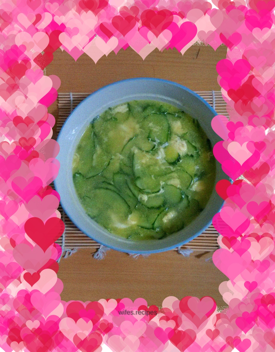Cucumber slices and egg soup