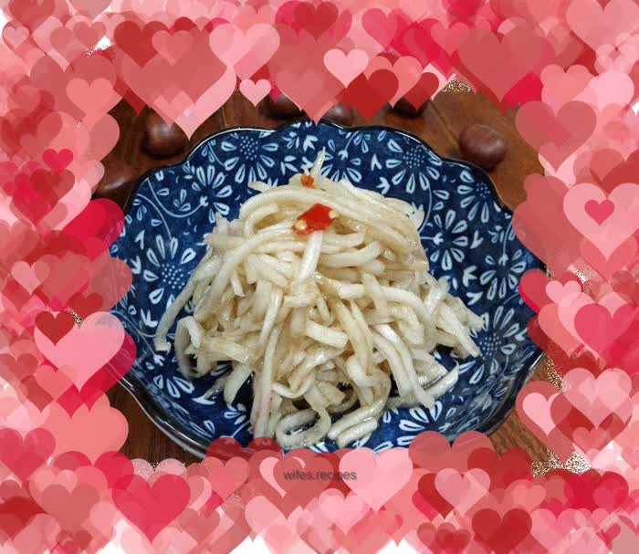 Shredded radish mixed with scallion oil
