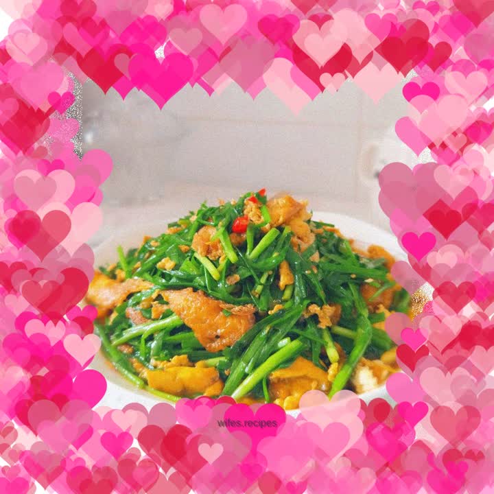 Fried eggs with chives