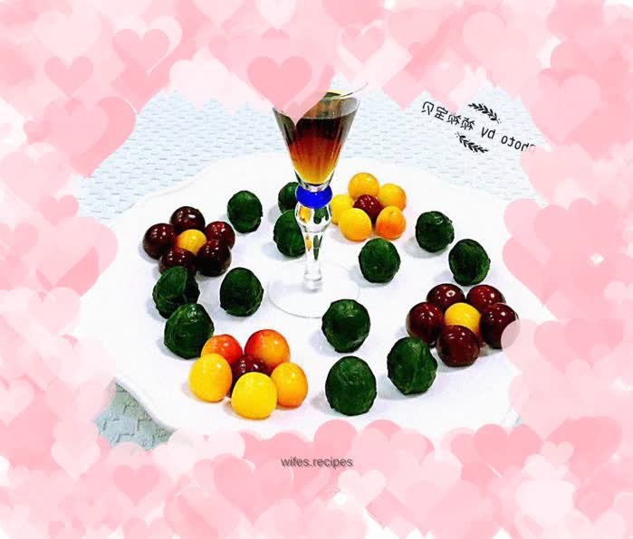 Autumn spindles playing with pearls