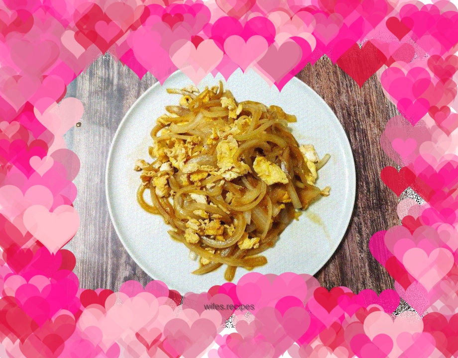 Fried eggs with onions