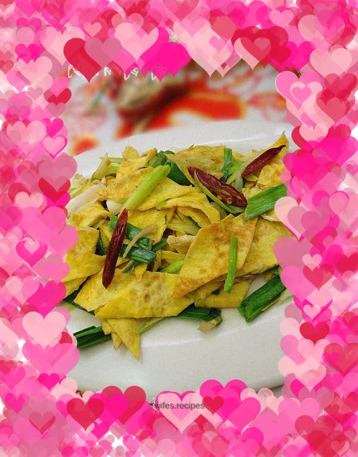 Fried egg skin with garlic sprouts