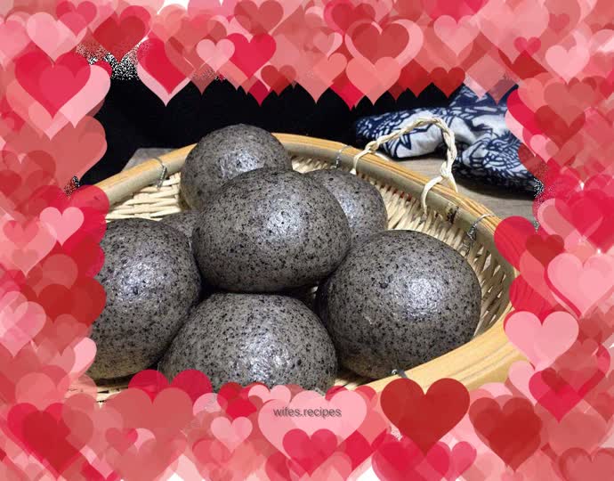 Creamy black sesame steamed buns