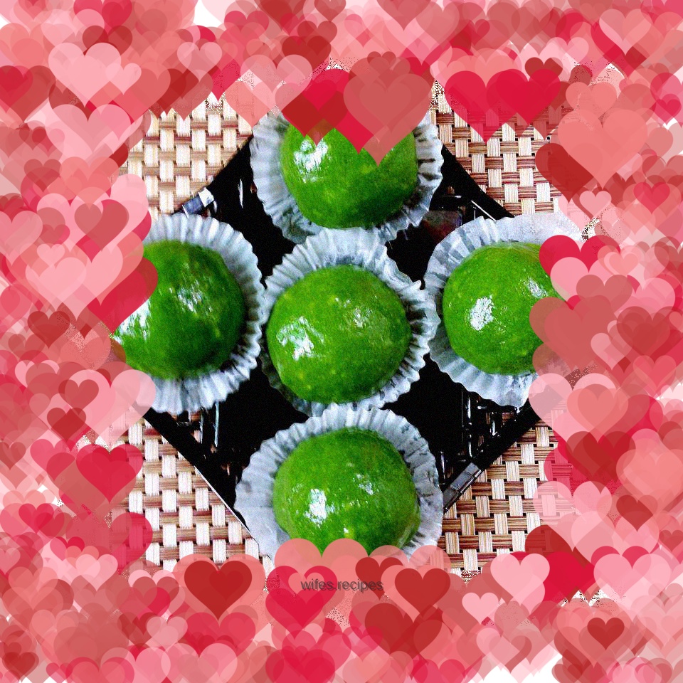 Green dumplings with spinach, egg yolk and meat floss