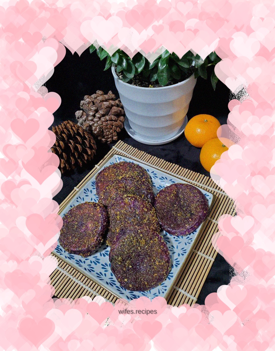 Purple sweet potato glutinous rice cake with black sesame filling