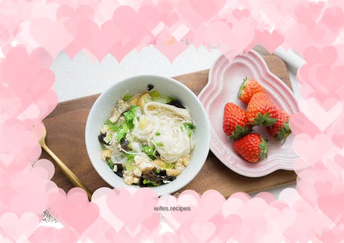 Complementary food for 10 months and above: noodles soaked in vegetables, minced meat, and tofu