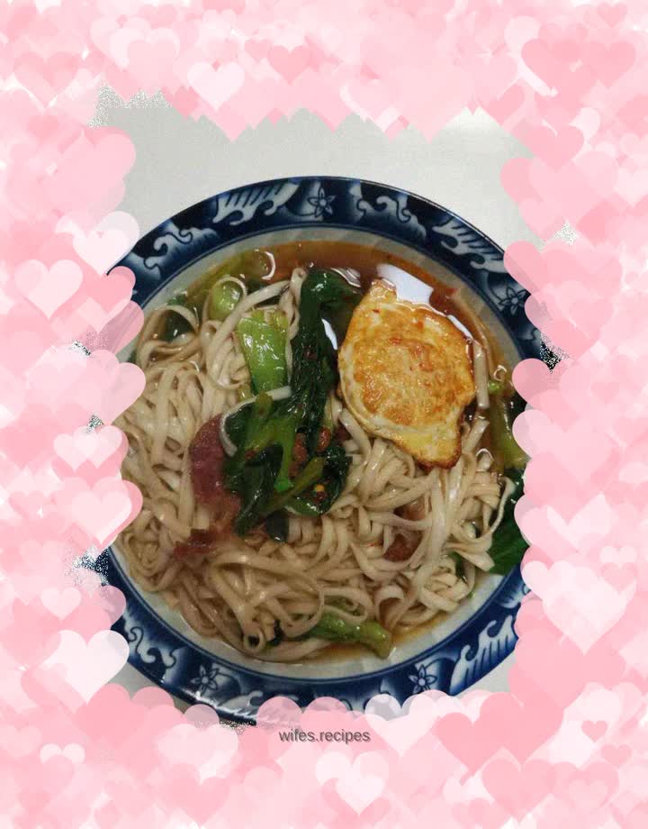 Green vegetable, beef and egg noodles