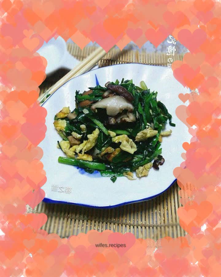 Stir-fried leeks with mushrooms, eggs