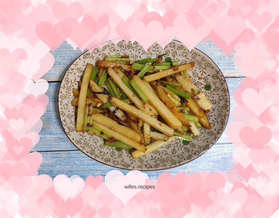 Fried potato chips with celery