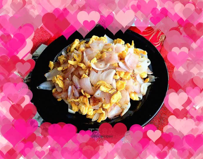 Fried eggs with onions