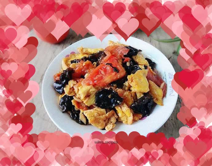 Fried eggs with fungus and tomato