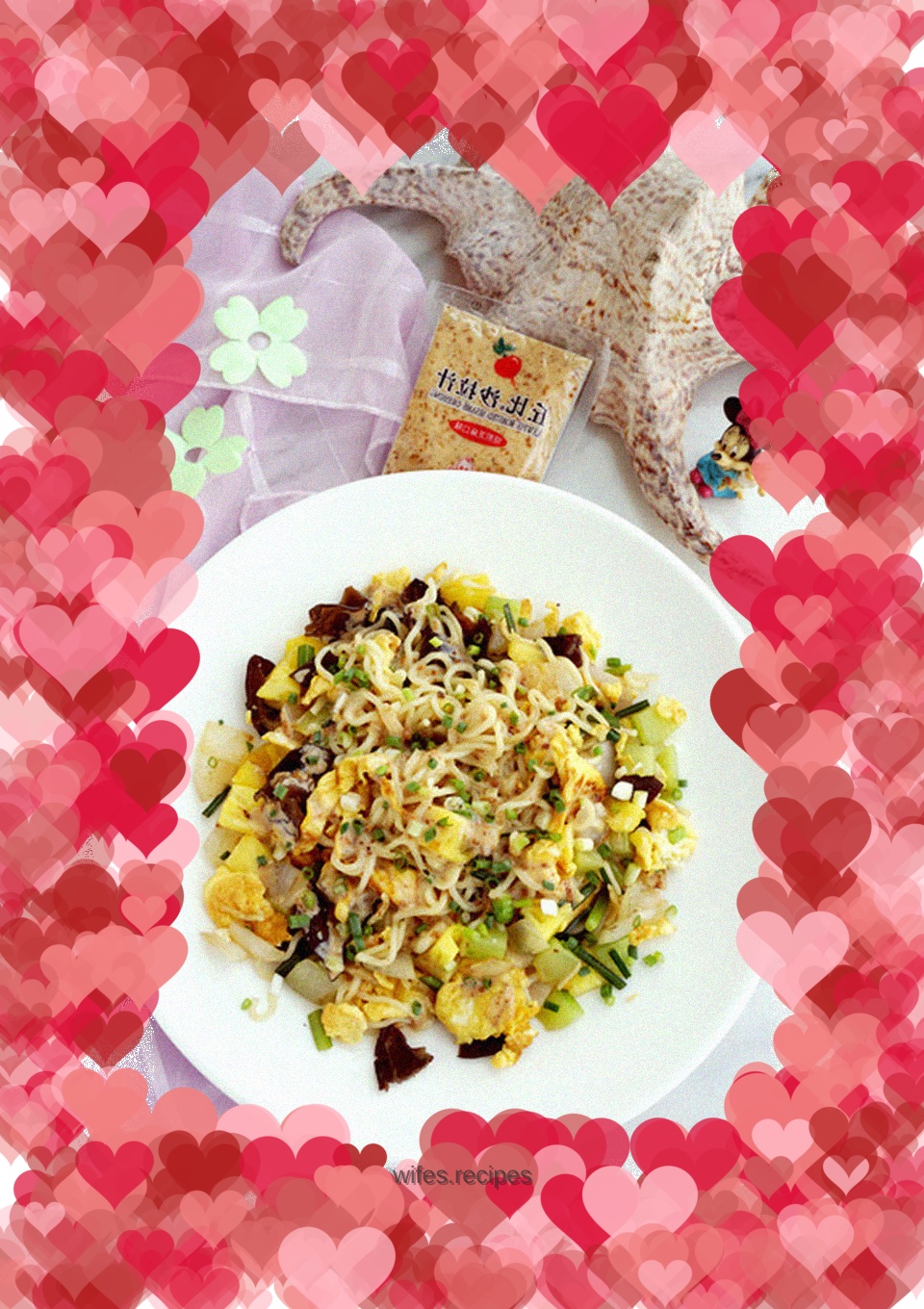 Colorful fried sesame instant noodles