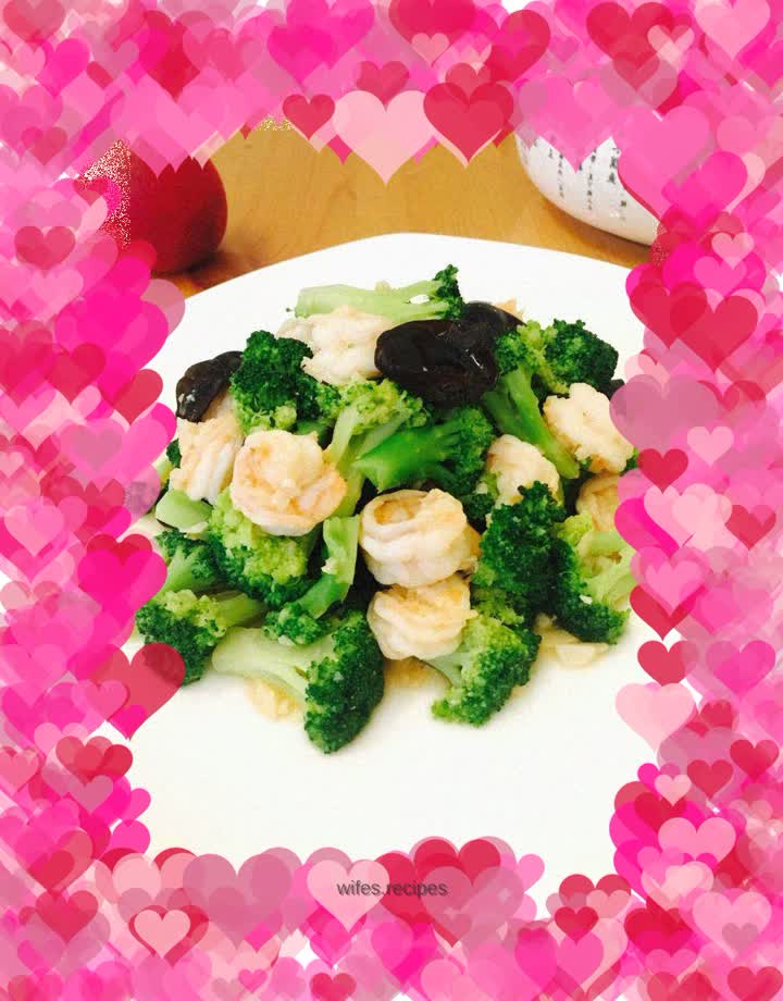 Stir-fried shrimp balls with garlic and broccoli