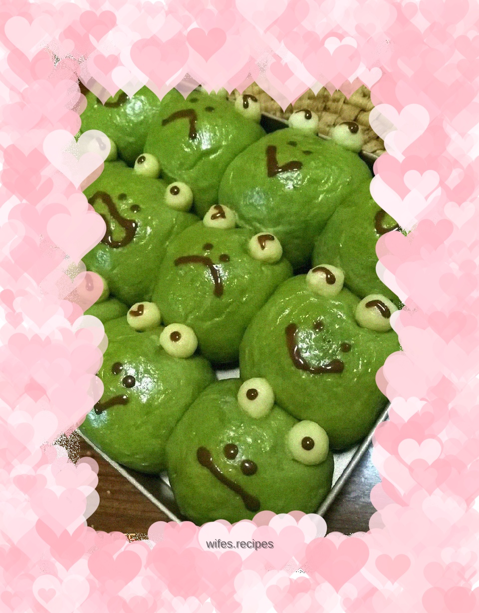 Frog Squeeze Bread (Matcha Bean Paste Bun)