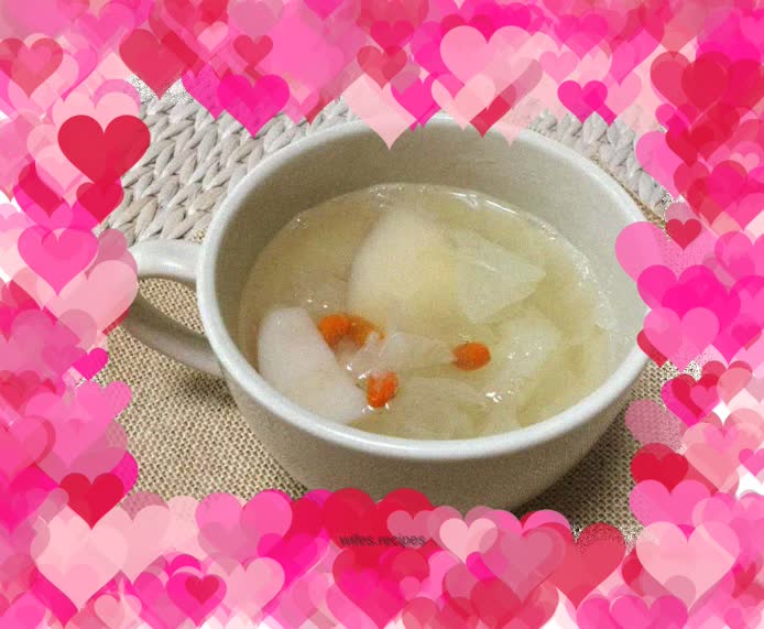 Snow pear, wolfberry and white fungus soup