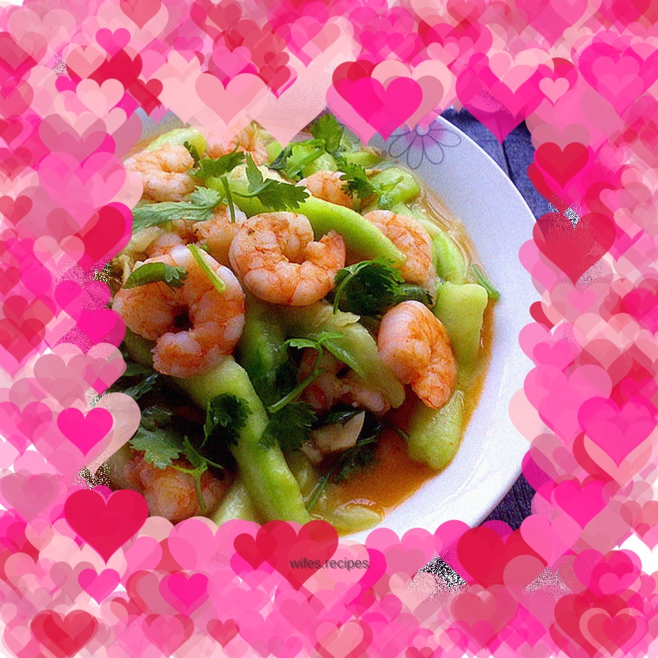 Stir-fried shrimps with loofah
