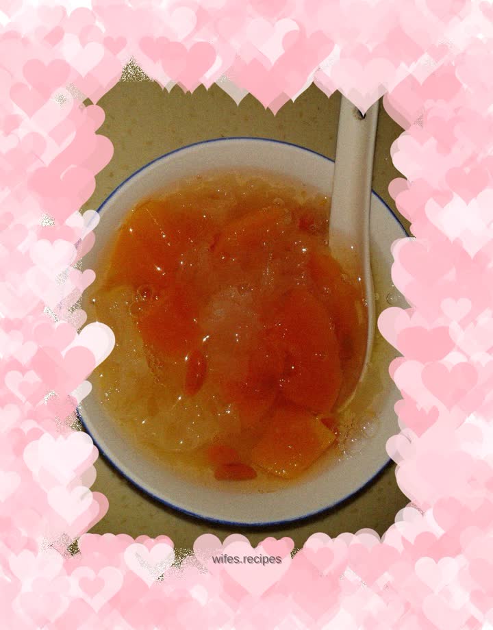 Stewed Tremella Fungus with Papaya and Wolfberry