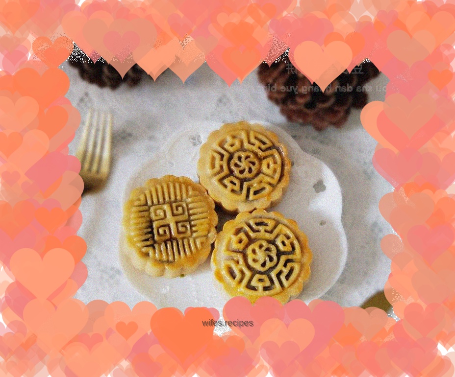 Cantonese style egg yolk bean paste mooncake