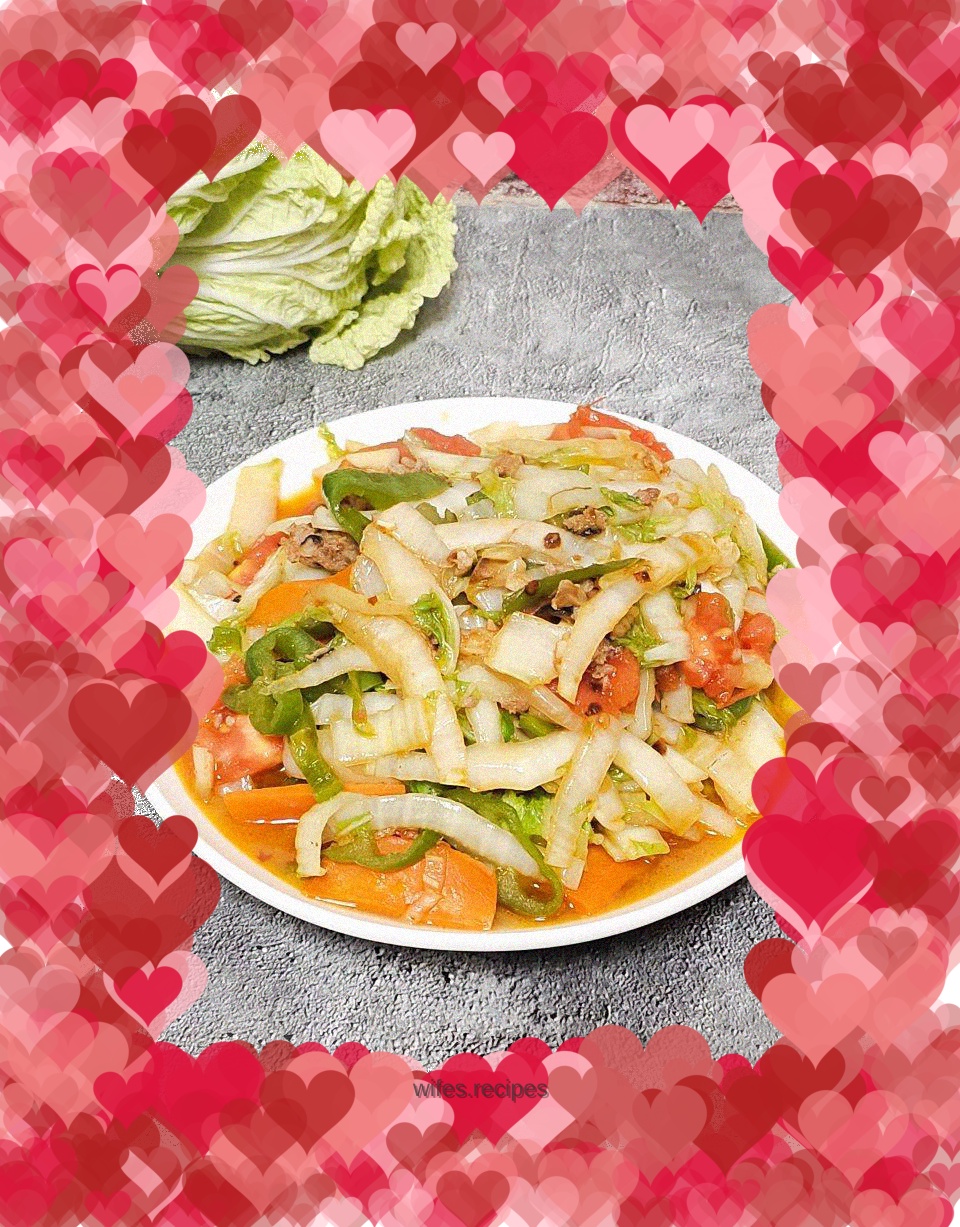 The slightly spicy version of Chinese cabbage and green vegetables stir-fried with minced meat, easy to serve with rice. I like the taste of stir-fried tomatoes, sweet and sour and slightly spicy