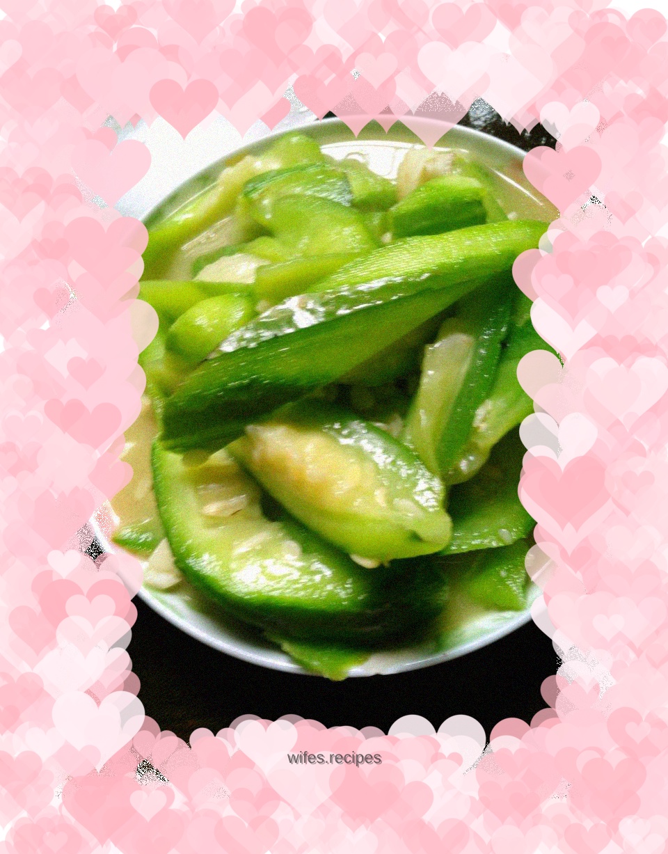 Stir-fried loofah with garlic slices