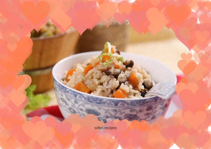 Braised rice with carrots and mushrooms