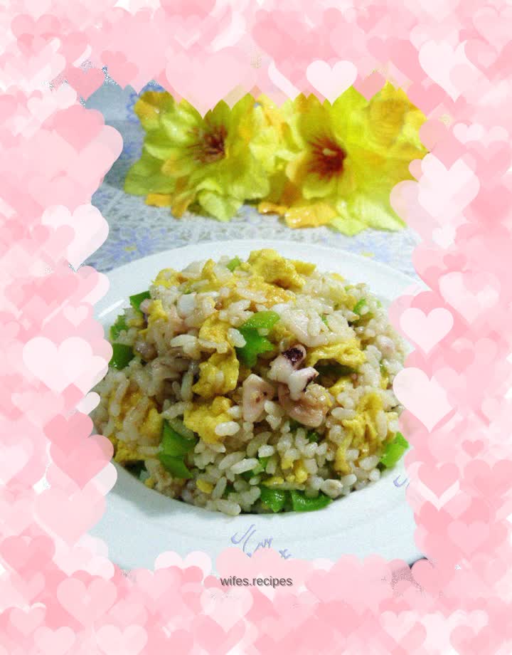 Fried rice with green pepper, squid and egg
