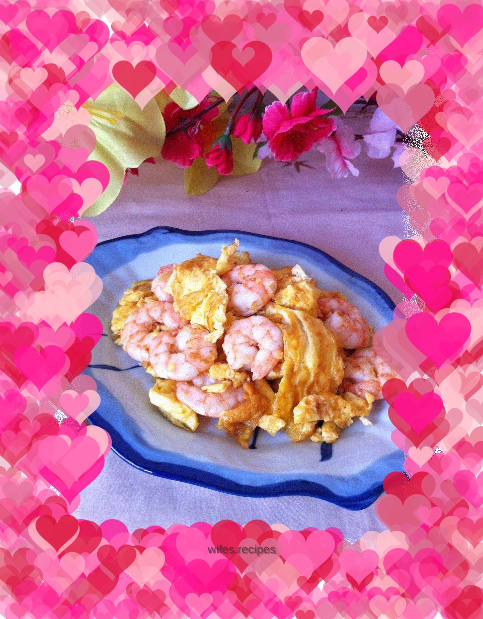 Scrambled eggs with shrimps