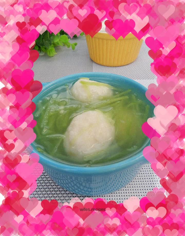 Shredded green radish and fish ball soup