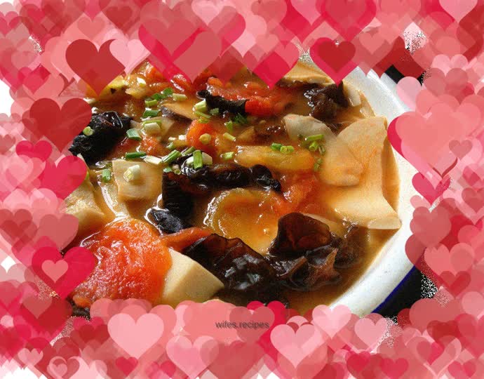 Tomato, fungus and king oyster mushroom soup