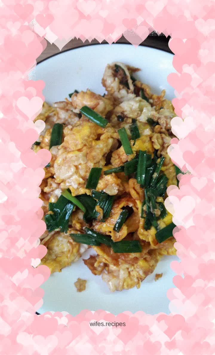 Fried eggs with chives