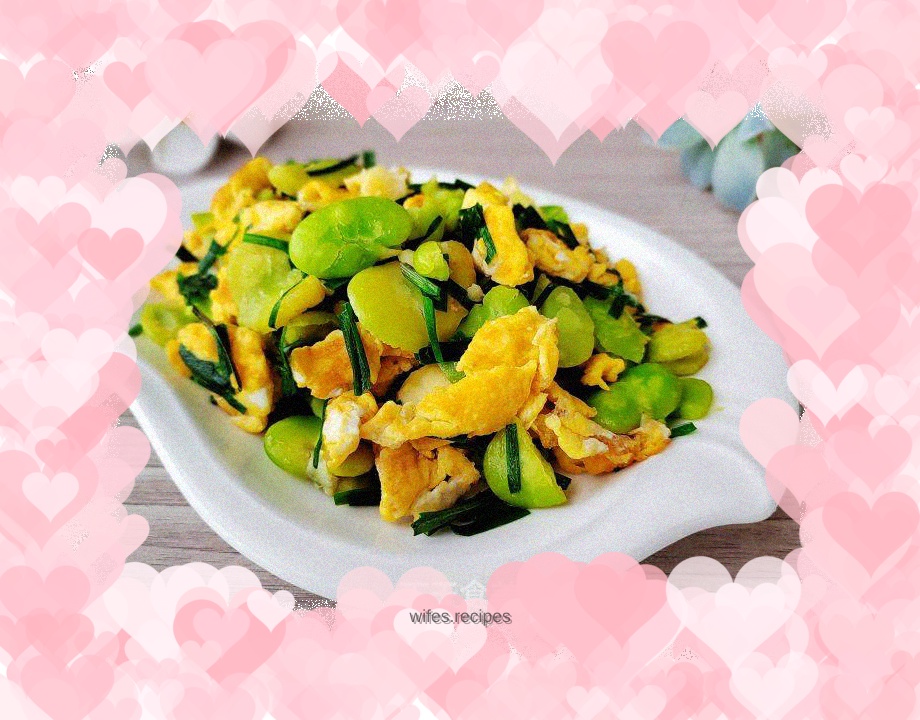 Fried eggs with chives and broad beans