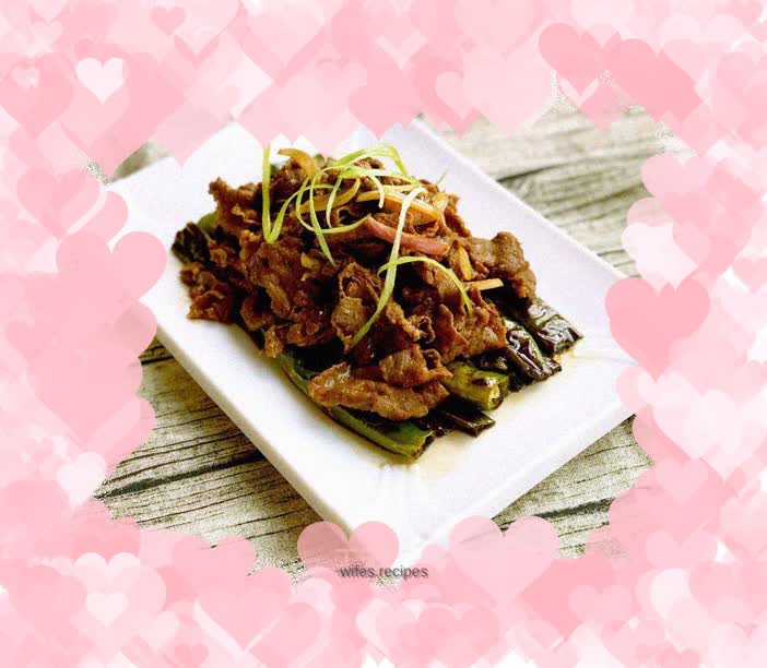 Stir-fried fat beef with tiger skin pepper