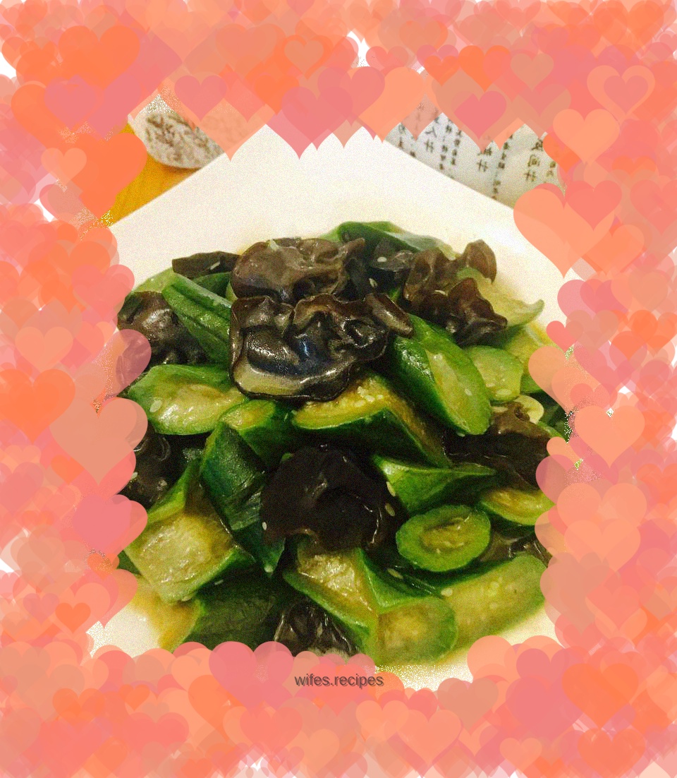 Stir-fried fungus with loofah