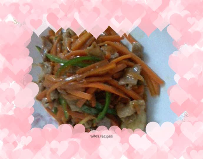 Stir-fried pork with green pepper and carrot shreds