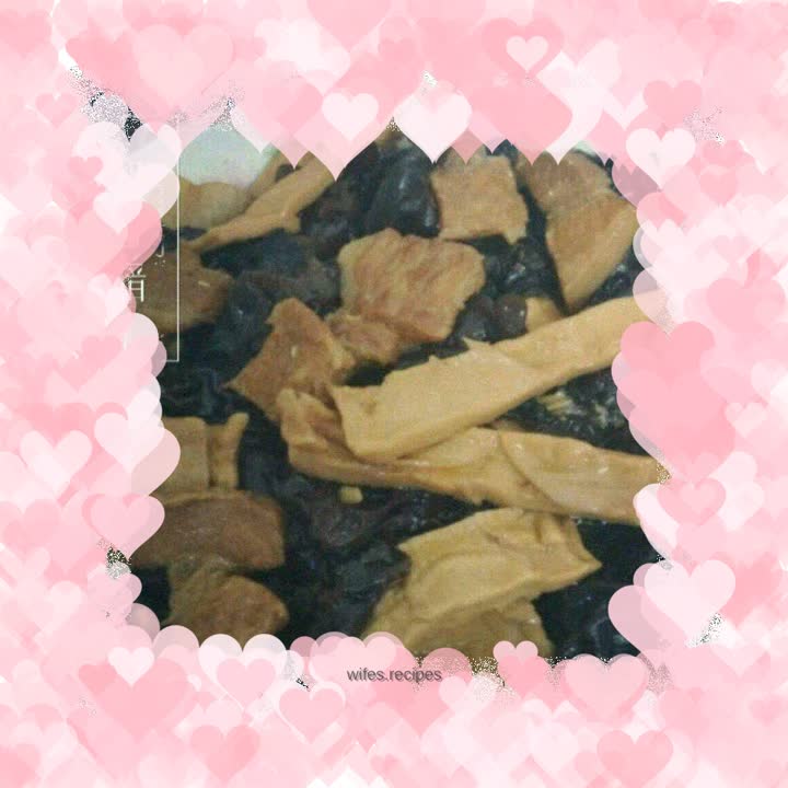 Braised pork belly with dried bamboo shoots and fungus