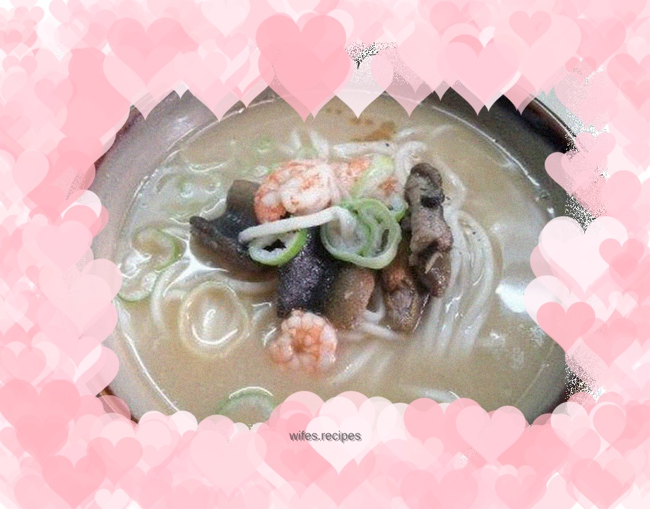 Shrimp fried eel noodles with crispy shrimp heads