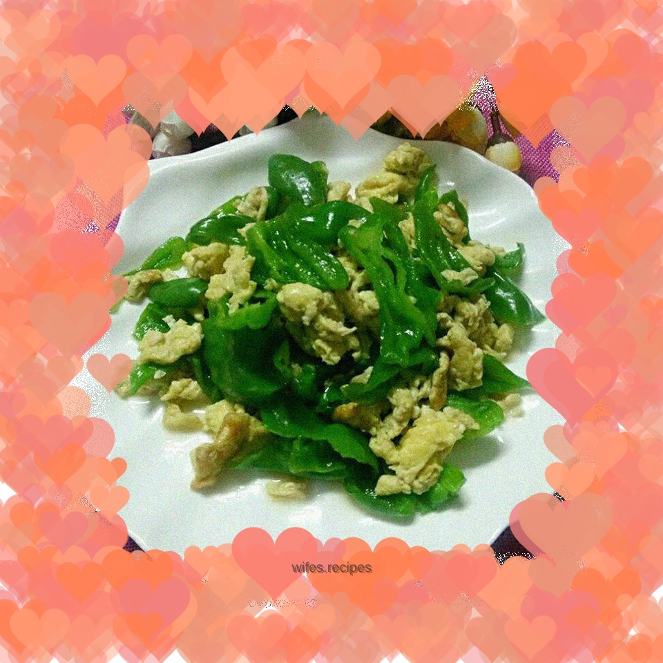 Fried eggs with green pepper