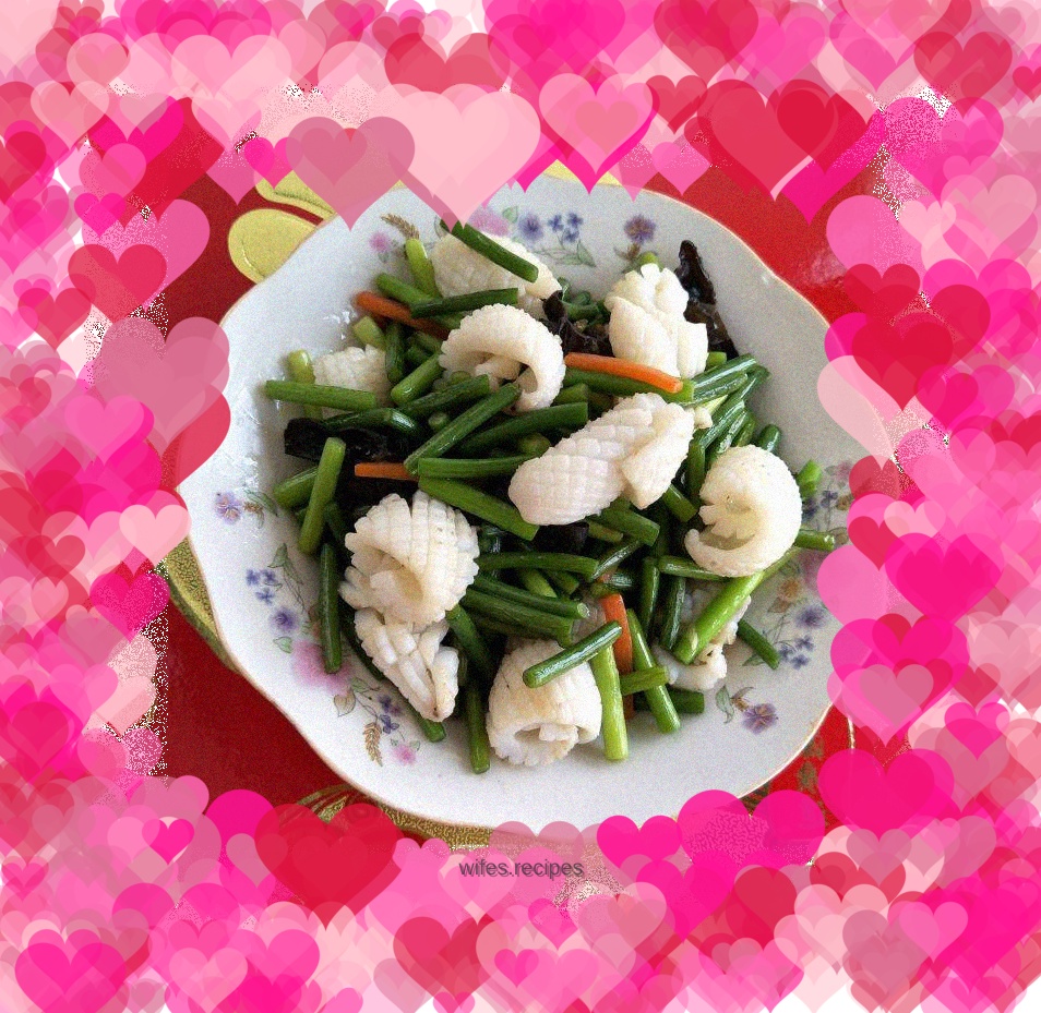 Fried cuttlefish flowers with garlic