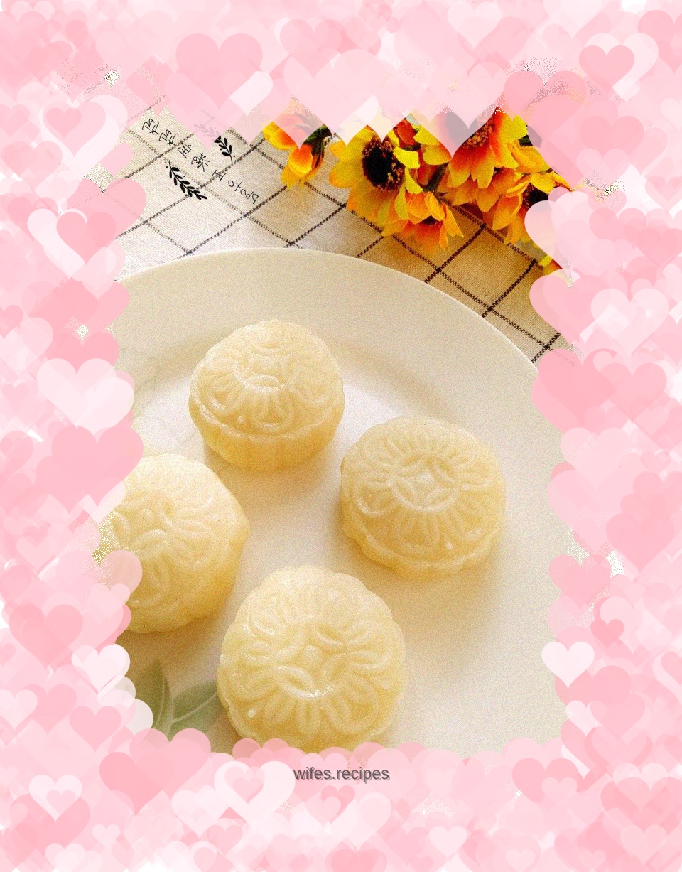 Banana stuffed snowskin mooncake