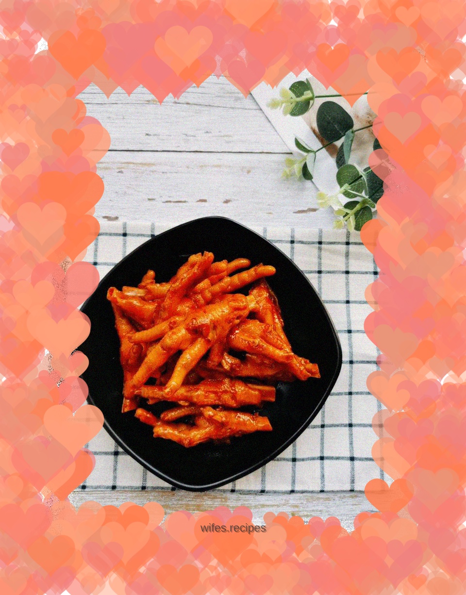 Chicken feet with spicy sauce and beer