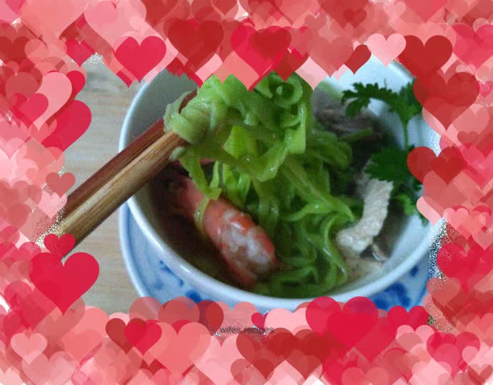 Spinach, egg, pork liver, lean meat and seafood noodles