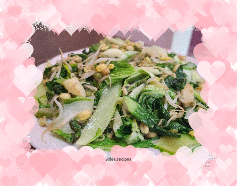 Stir-fried mung bean sprouts with cabbage