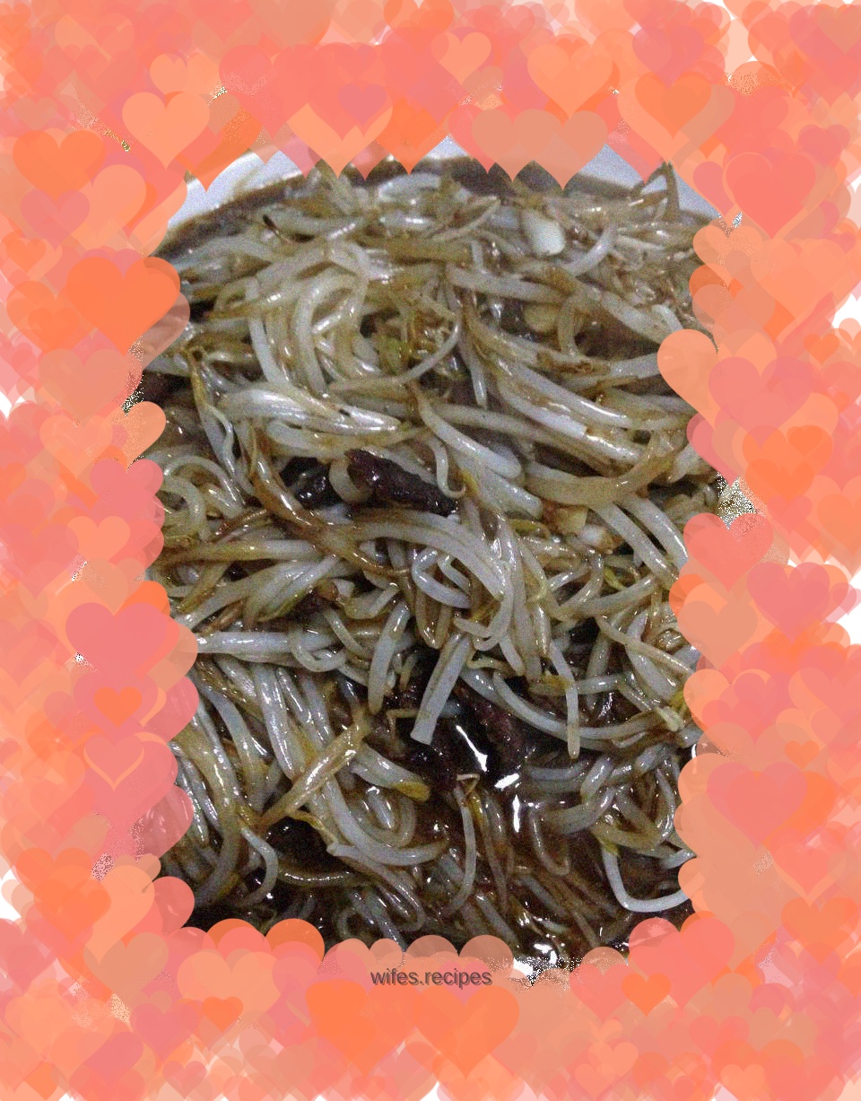 Stir-fried mung bean sprouts with shredded pork