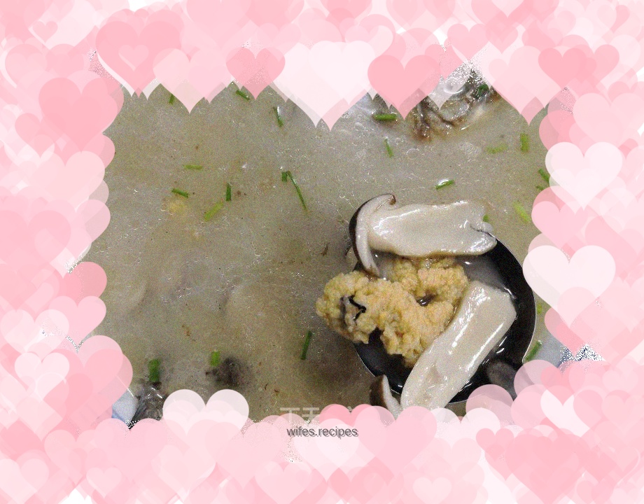 Crucian carp and pine mushroom soup