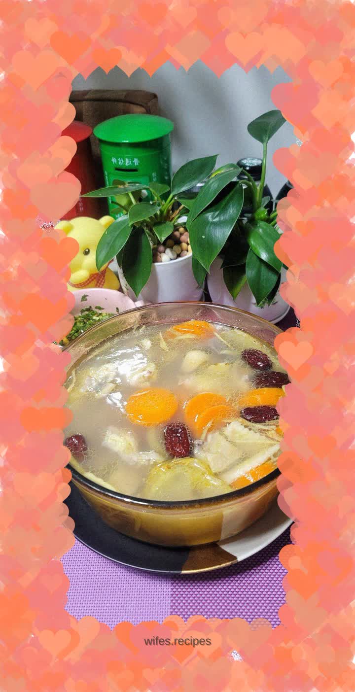 Chicken dipped in Polygonatum odoratum, sand ginseng and ginseng