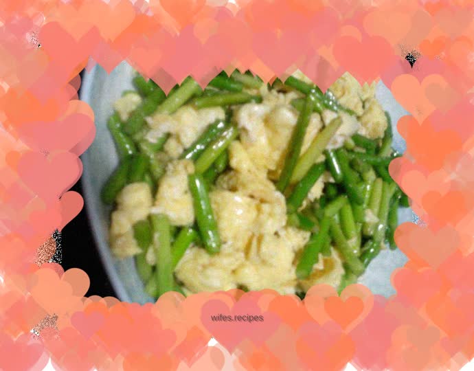 Fried eggs with garlic